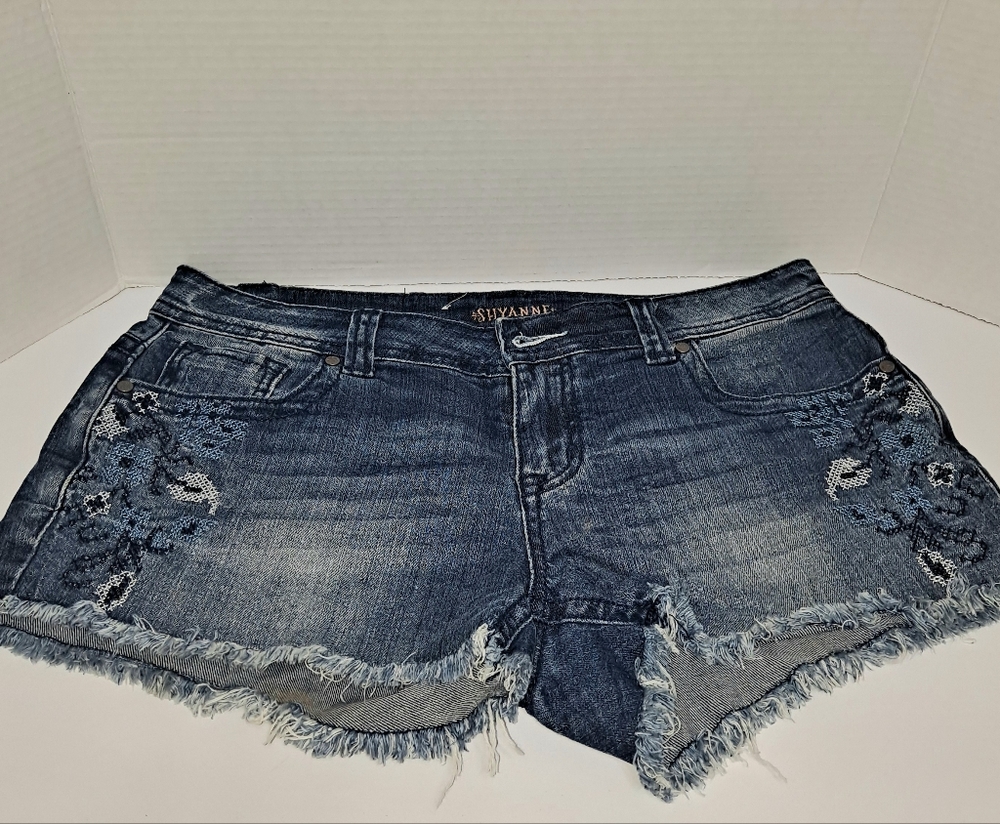 Cowgirl Denim Jean Shorts Ruff Freyed Hem Embroidered Pockets NWOT Shyanne